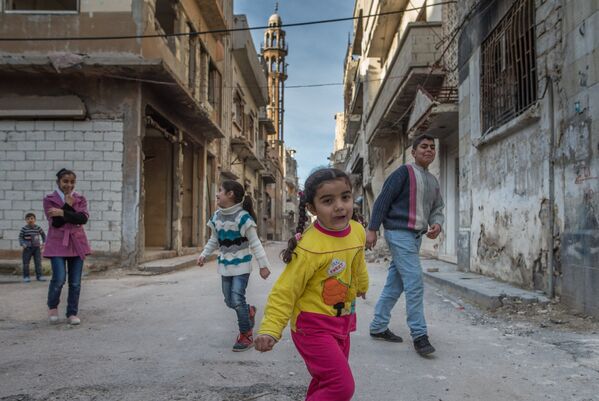 Дети играют в районе Старого города в Хомсе