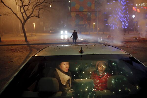 Празднование Нового года по лунному календарю. Салют в Пекине