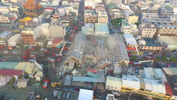 Высотный жилой дом рухнул во время землетрясения на Тайване. Съемка с дрона