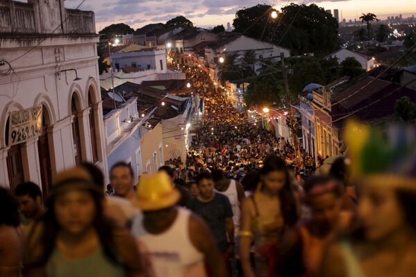 Участники вечеринки в рамках карнавала в окрестностях Олинды, Бразилия. 7 февраля 2016