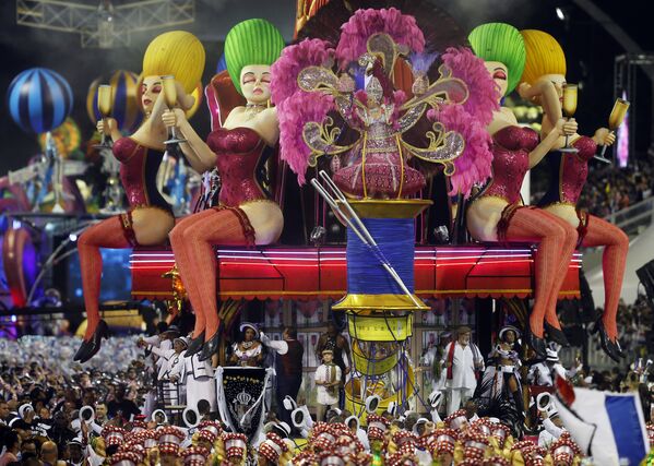Участники карнавала в Сан-Паулу, Бразилия. 7 февраля 2016