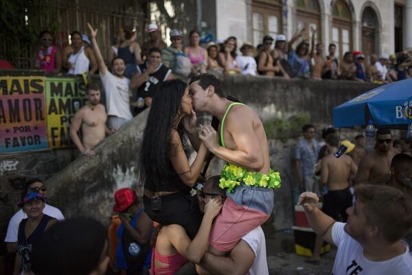 Вечеринка в рамках праздничного карнавала в Рио-де-Жанейро, 5 февраля 2016