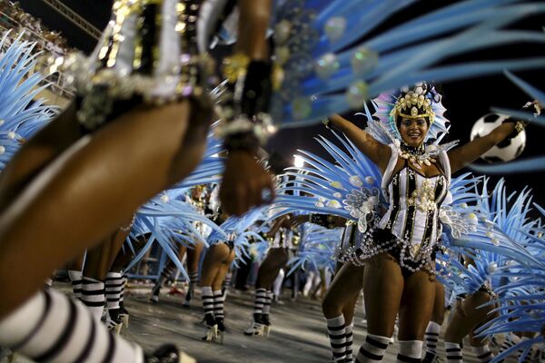 Участницы карнавала в Рио-де-Жанейро, 8 февраля 2016