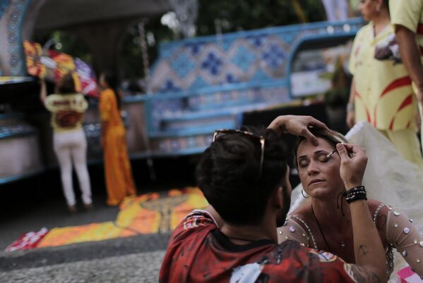 Участница готовится к карнавалу в Рио-де-Жанейро, 7 февраля 2016