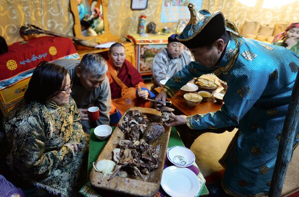 Хозяин принимает гостей в юрте на зимней чабанской стоянке в Кызылском кожууне Республики Тыва.