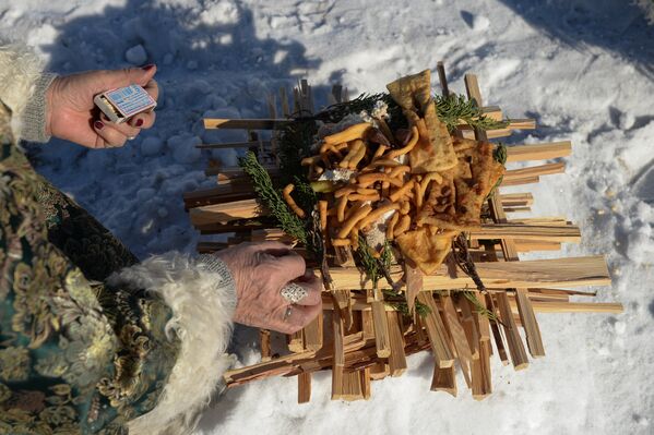 Женщины участвуют в обряде Сан салыр на зимней чабанской стоянке в Кызылском кожууне Республики Тыва во время демонстрации тувинских традиций встречи Шагаа