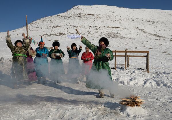 Женщины участвуют в обряде Сан салыр на зимней чабанской стоянке в Кызылском кожууне Республики Тыва во время демонстрации тувинских традиций встречи Шагаа