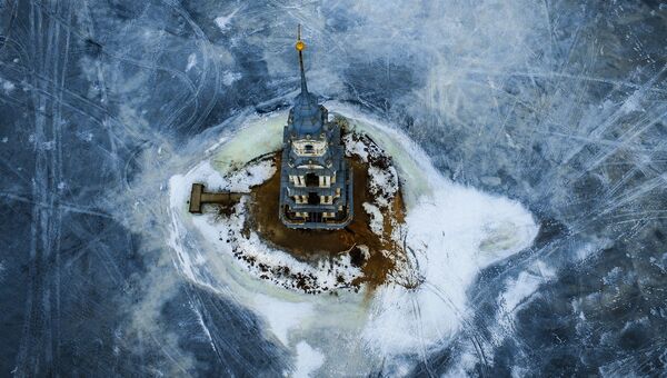 Затопленная водами Угличского водохранилища колокольня Никольского собора