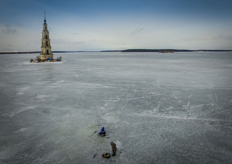 Затопленная водами Угличского водохранилища колокольня Никольского собора