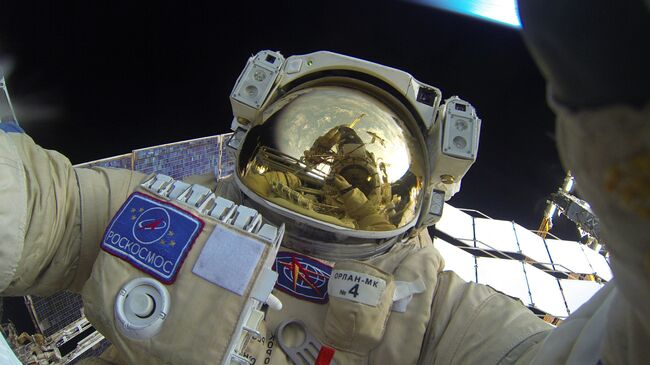Селфи Юрия Маленченко во время выхода в открытый космос. Архивное фото