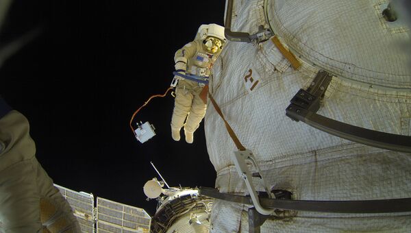 Выход в открытый космос российских космонавтов. Архивное фото