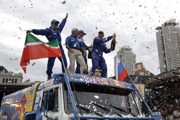 Команда КаМАЗ - Мастер во главе с Владимиром Чагиным празднует победу в ралли Дакар в Буэнос-Айресе, Аргентина. 16 января 2011