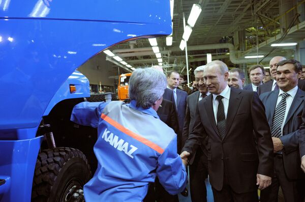 Председатель правительства России Владимир Путин во время посещения автомобильного завода ОАО КАМАЗ у двухмиллионного автомобиля