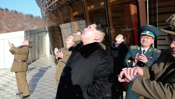 Лидер КНДР Ким Чен Ын наблюдает за запуском ракеты Кванмэнсон (Яркая звезда)