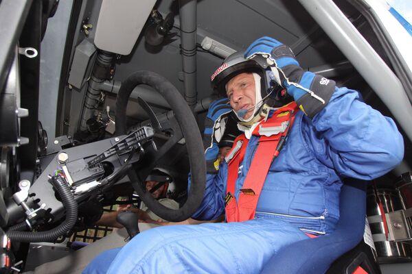 Член российской команды КАМАЗ-Мастер Владимир Чагин готовится перед испытательным заездом на новом грузовике, который готовят к ралли-рейду Дакар-2011