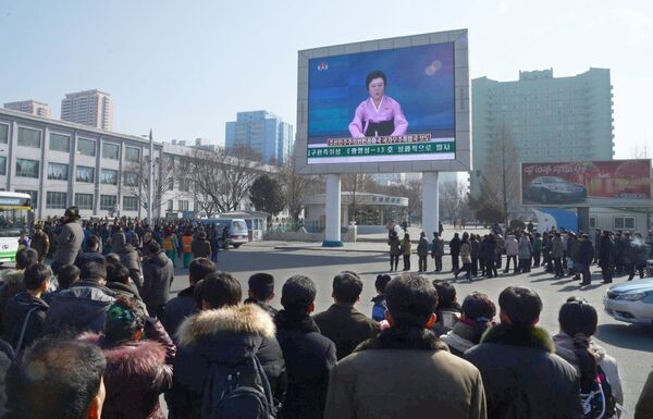 Жители Пхеньяна смотрят сообщение о удачном пуске ракеты Кванмэнсон (Яркая звезда)