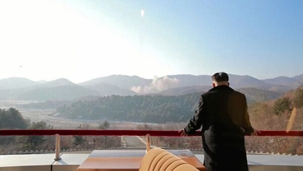 Лидер КНДР Ким Чен Ын наблюдает за запуском ракеты Кванмэнсон (Яркая звезда)