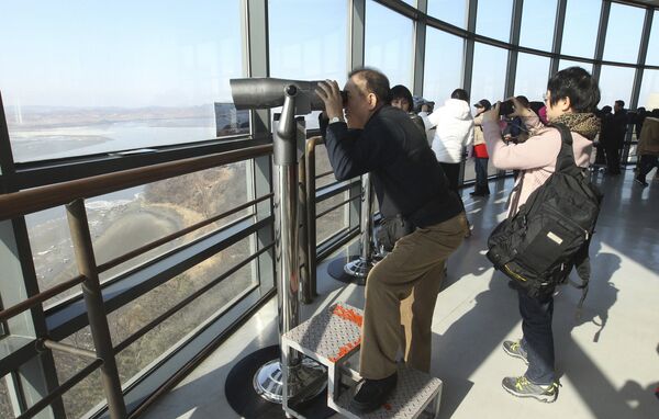 Жители Южной Кореи наблюдают за пуском ракеты Кванмэнсон (Яркая звезда)