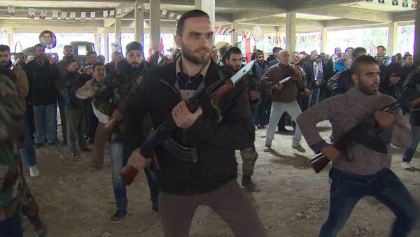 Добровольцы сирийской армии на курсах новобранцев учились стрелять из АК