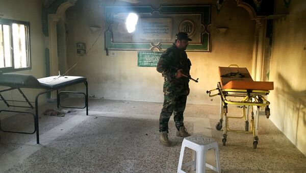 Военнослужащий Сирийской арабской армии в одной из комнат полевого госпиталя террористов в населённом пункте Осман провинции Дераа