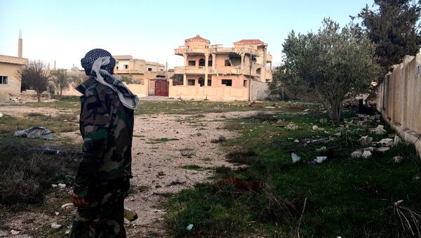 Военнослужащий Сирийской арабской армии на территории освобожденного населённого пункта Осман в провинции Дераа