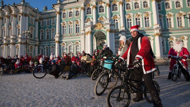 Ежегодный петербургский велопарад Дедов Морозов и Снегурочек