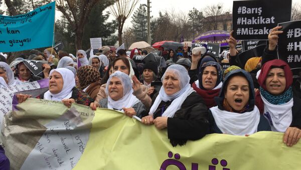 Активистки Конгресса свободных женщин проводят шествие против столкновений между армией и курдами