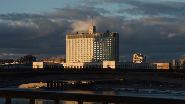 Вид на Дом Правительства Российской Федерации с Бородинского моста в Москве