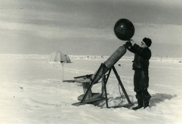 Наполнение водородом шаропилотной оболочки сотрудником СП-6. 1957 Наполнение водородом шаропилотной оболочки сотрудником СП-6. 1957