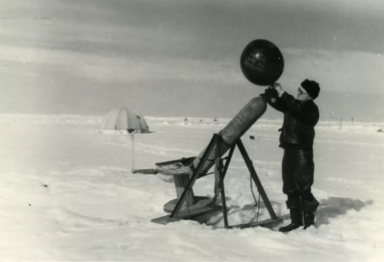 Наполнение водородом шаропилотной оболочки сотрудником СП-6. 1957 Наполнение водородом шаропилотной оболочки сотрудником СП-6. 1957