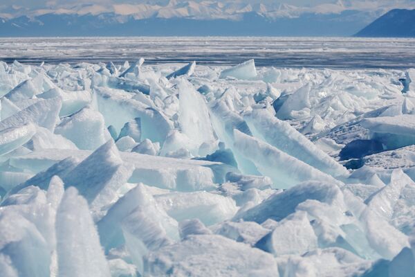 Ледяные торосы на озере Байкал