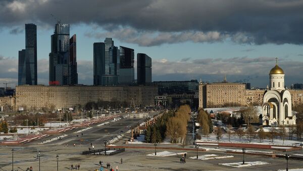 Вид с крыши музея Великой Отечественной войны на Поклонной горе на Кутузовский проспект в Москве