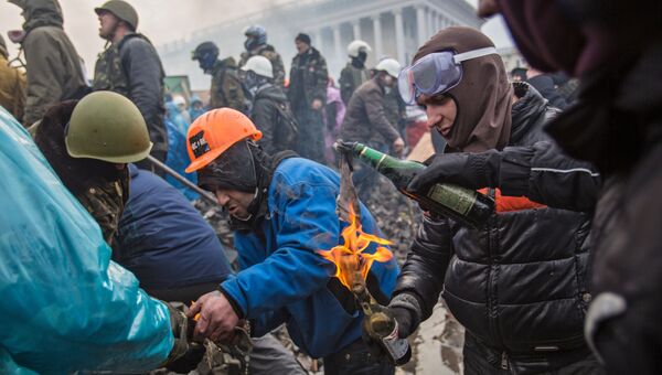 Сторонники оппозиции поджигают бутылки с зажигательной смесью на площади Независимости в Киеве