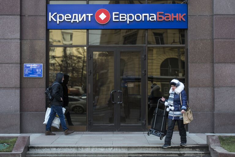 Прохожие у офиса банка Кредит Европа Банк в Москве. Архивное фото Прохожие у офиса банка Кредит Европа Банк в Москве. Архивное фото