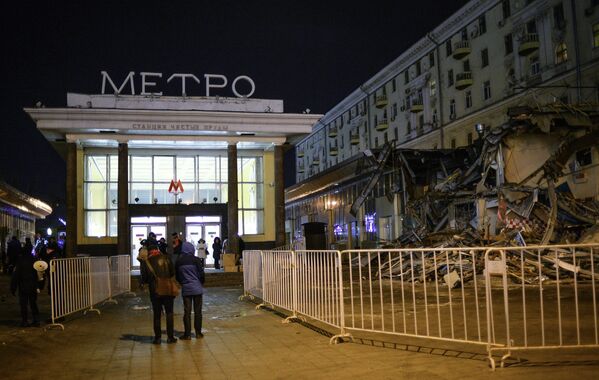 Сотрудники коммунальных служб производят снос незаконных самовольных построек в Москве