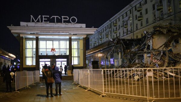 Сотрудники коммунальных служб производят снос незаконных самовольных построек в Москве.Архивное фото