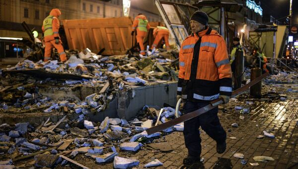 Сотрудники коммунальных служб производят снос незаконно построенных торговых павильонов у метро Маяковская в Москве
