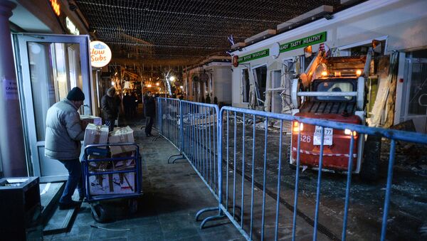 Сотрудники коммунальных служб производят снос незаконно построенных торговых павильонов у метро Кропоткинская в Москве. Архивное фото
