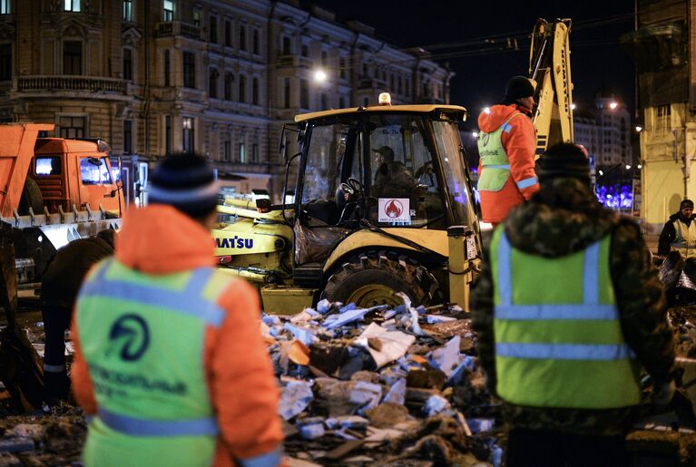 Сотрудники коммунальных служб производят снос незаконно построенных торговых павильонов у метро Маяковская в Москве