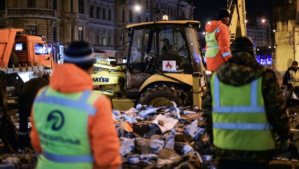 Сотрудники коммунальных служб производят снос незаконно построенных торговых павильонов у метро Маяковская в Москве