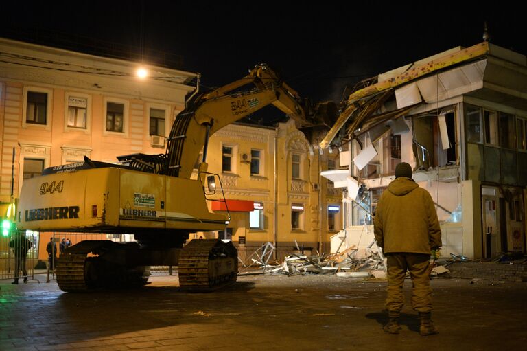 Сотрудники коммунальных служб производят снос незаконно построенных торговых павильонов у метро Чистые пруды в Москве Сотрудники коммунальных служб производят снос незаконно построенных торговых павильонов у метро Чистые пруды в Москве