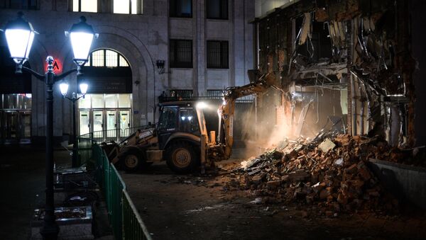 Сотрудники коммунальных служб производят снос незаконно построенных торговых павильонов у метро Арбатская в Москве