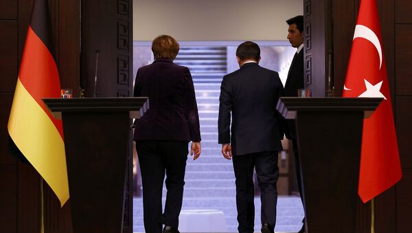 Канцлер Германии Ангела Меркель и премьер-министр Турции Ахмет Давутоглу во время встречи в Анкаре, Турция. Февраль 2016. Архивное фото