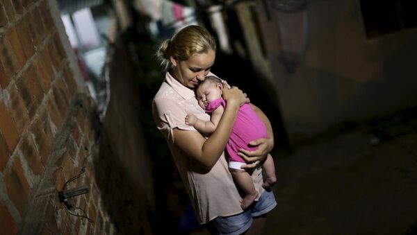 Мать держит свою больную микроцефалией дочь в Ресифи, Бразилия