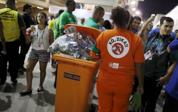 Работник из клининговой компании собирает мусор во время карнавального шествия в Самбодром в Рио-де-Жанейро