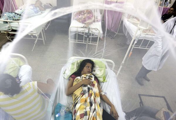 Девушка защищенная москитной сеткой в больнице в Луке, Парагвай