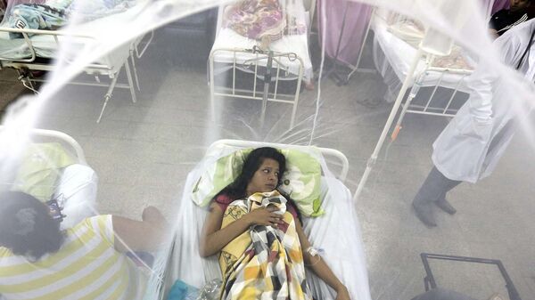 Девушка, защищенная москитной сеткой, в больнице в Луке, Парагвай 