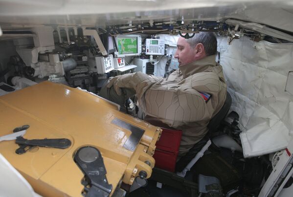 Заместитель председателя правительства РФ Дмитрий Рогозин в танке Т-90