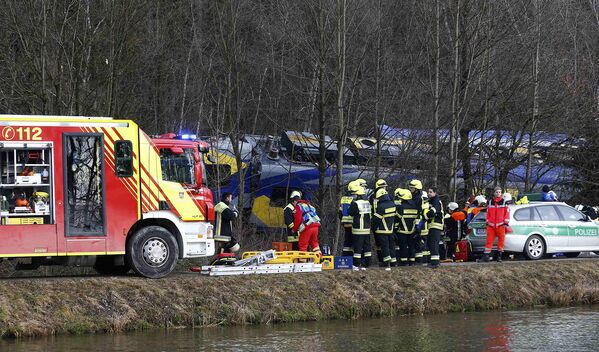 Сотрудники службы спасения на месте столкновения двух пассажирских поездов в Германии. 9 февраля 2016