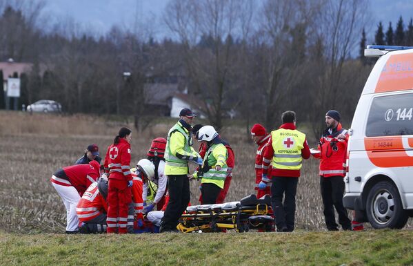 Медики на месте столкновения двух пассажирских поездов в Германии. 9 февраля 2016